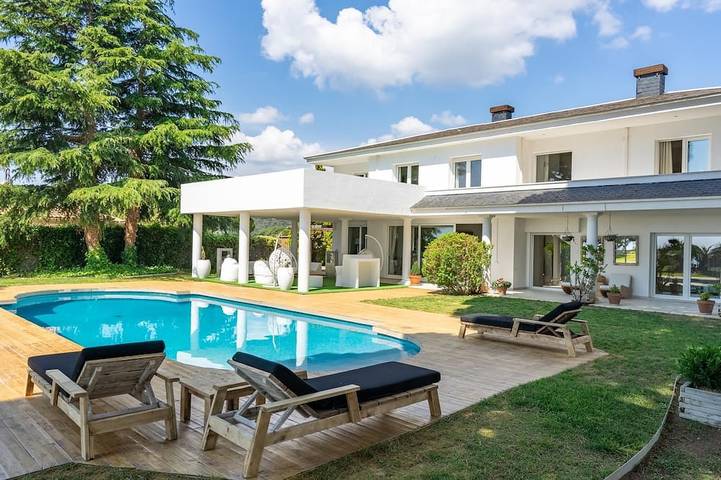 Ferienhaus für 9 Personen, mit Balkon und Garten sowie Pool