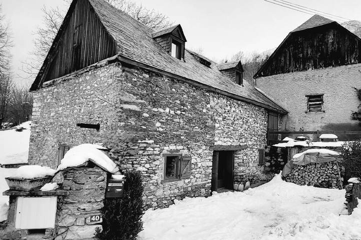 Gîte pour 10 personnes, avec terrasse à Estarvielle