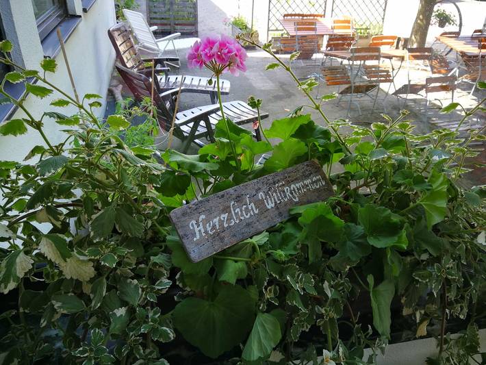 Hopfenerlebnishof Gästehaus - Zweibettzimmer 8 (17qm) mit Außensitzplatz in Altmannstein, Altmühltal