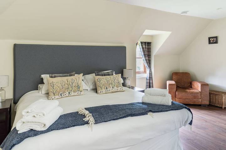 Beautiful house on private estate with hot tub, nature and adventure. in Loch Ken, Dumfries and Galloway