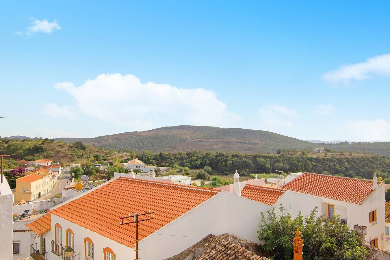 Apartamento entero, Apartamento Tradicional de 3 Habitaciones con Vista a la Montaña, Terraza Privada y Aire Acondicionado in Alte, Distrito de Faro