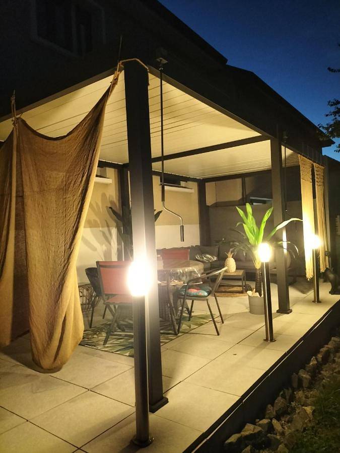 Location de vacances pour 2 personnes, avec Terrasse et Jardin ainsi que Piscine et Vue à Bellerive-sur-Allier