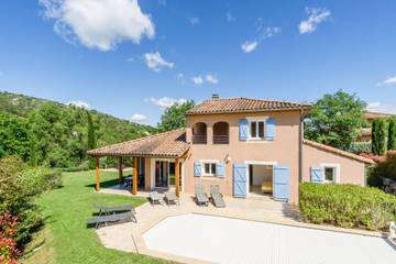 Villa pour 10 personnes, avec jardin ainsi que piscine et balcon à Vallon-Pont-d'Arc