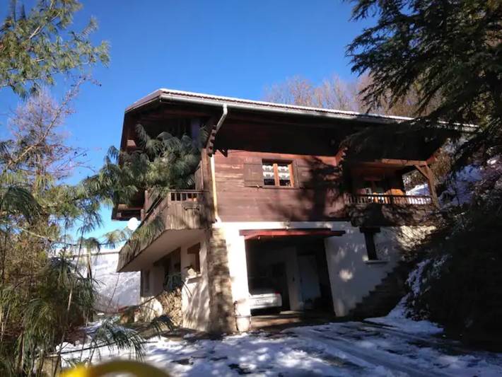 Vacation rental for 8 people, with hot tub and balcony as well as yard in French Alps