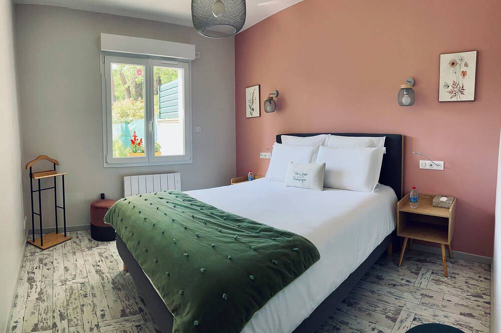 Ganze Wohnung, Peaceful accommodation in a private garden for 2-4 people, with private enclosed parking. in Cumières, Parc naturel régional de la Montagne de Reims