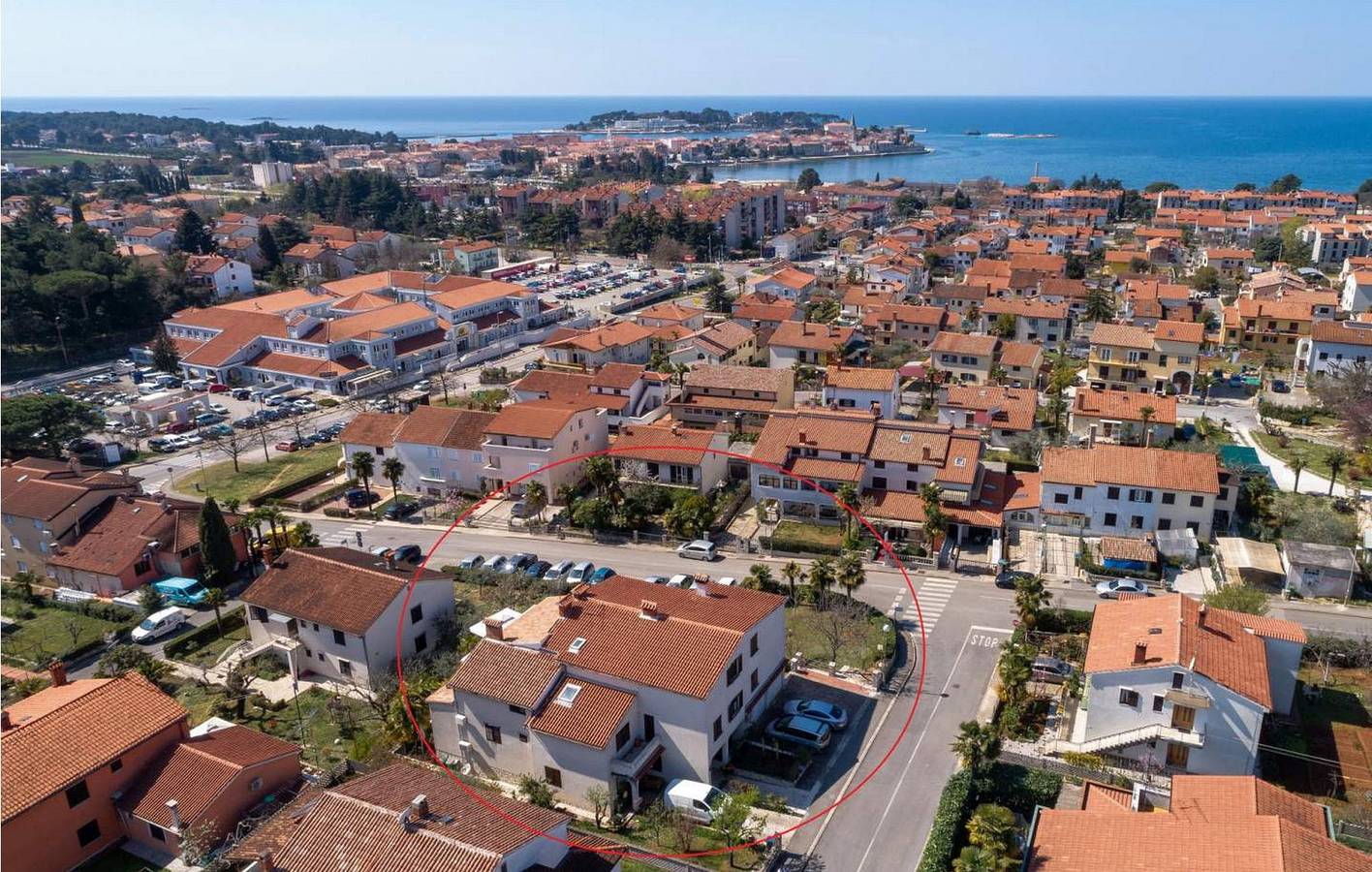 Appartamento intero, Accogliente appartamento con terrazza, Wi-Fi e parcheggio, a 700 m dalla spiaggia in Parenzo, Parenzo (Grad)