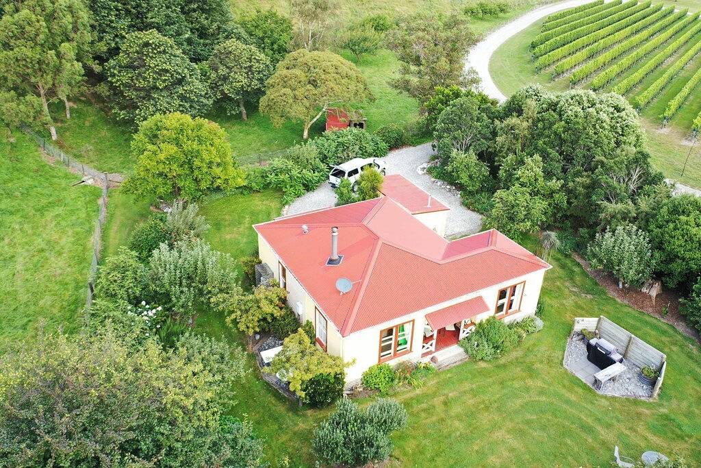 Bespoke Cottage, outdoor baths, wine tasting, pet friendly in Sleepers Vineyard in Canterbury (NZ)