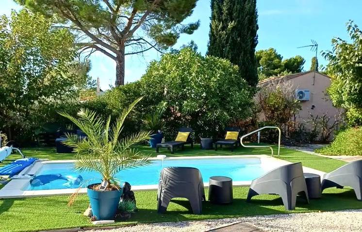 Location de vacances pour 6 personnes, avec vue ainsi que piscine et jardin à Poilhes