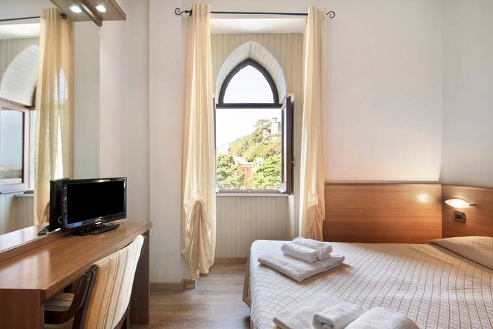 Apartamento entero, Apartamento “Bilocale Moneglia 37” con piscina compartida y Wi-Fi in Bagni Jolanda, Moneglia