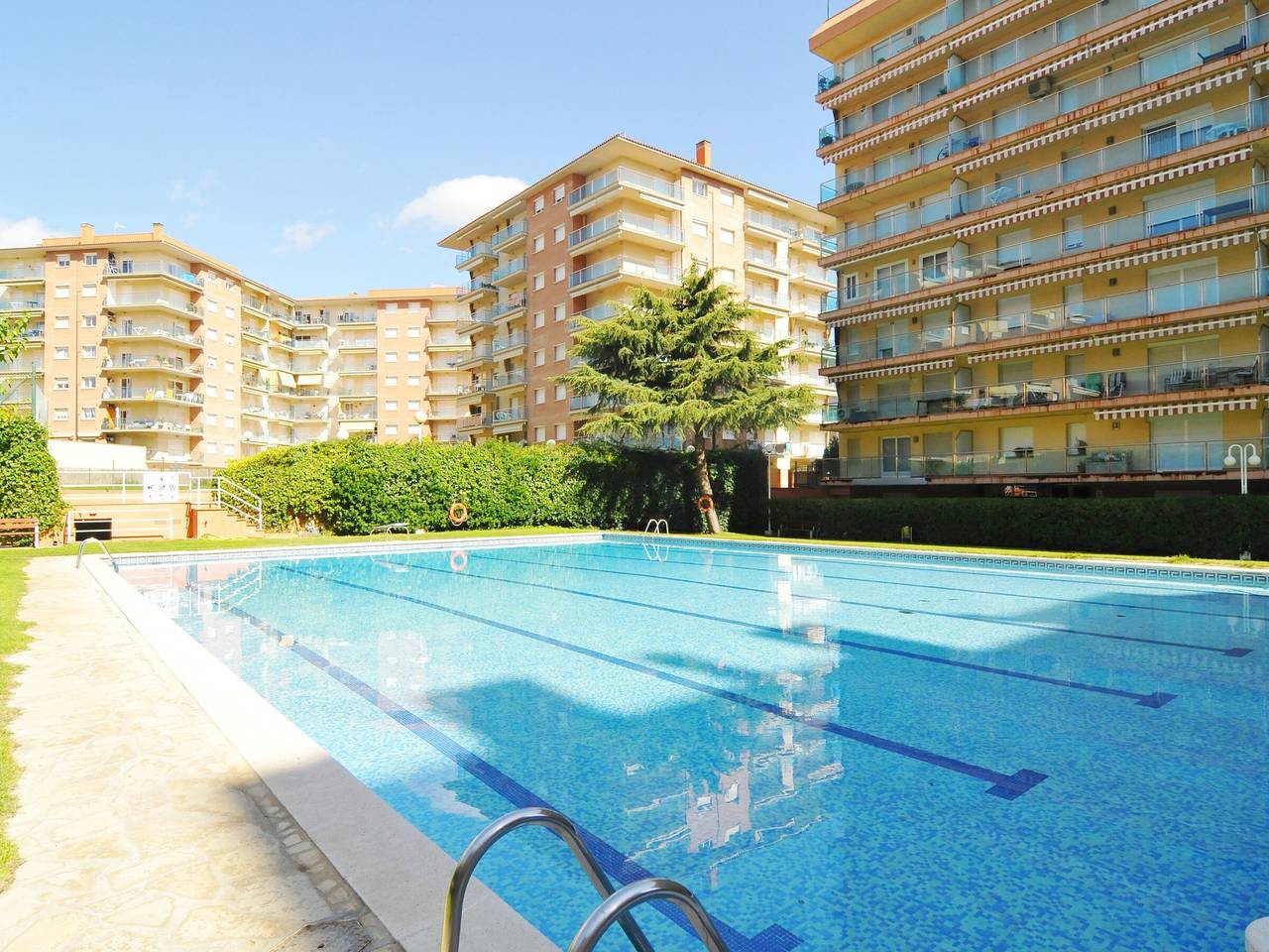 Entire apartment, Charming Apartment 20m from Beach with Pool and Tennis in Santa Susanna, Costa del Maresme