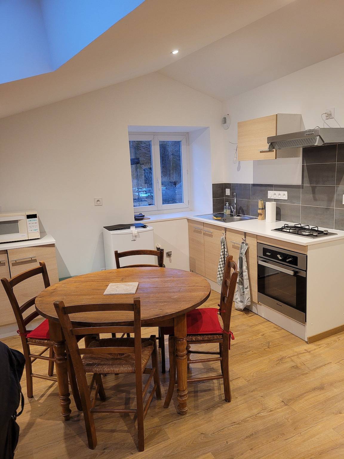 Apartamento entero, Apartamento 'Dans Hameau Du Vercors' con terraza compartida y Wi-Fi in Saint-Agnan-en-Vercors, Parc naturel régional du Vercors