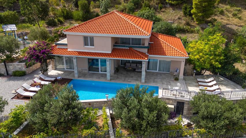 Villa pour 8 personnes, avec Balcon/Terrasse et Vue sur l’océan ainsi que Jardin et Piscine à Mimice