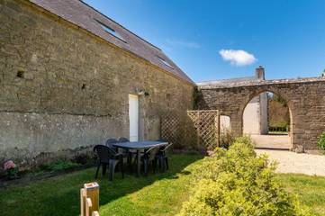 Gîte pour 6 personnes, avec jardin à Merlevenez