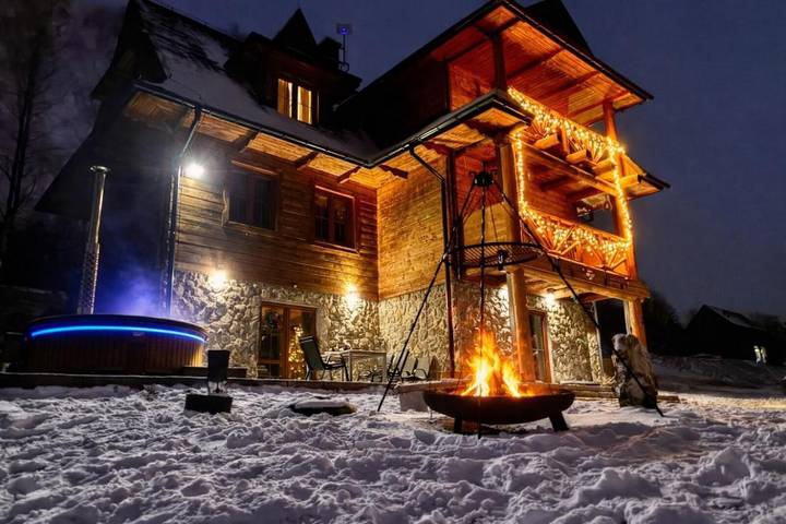 Dom dla 18 osób, z Balkon i Taras oraz Jacuzzi i Ogród w Międzybrodzie Żywieckie