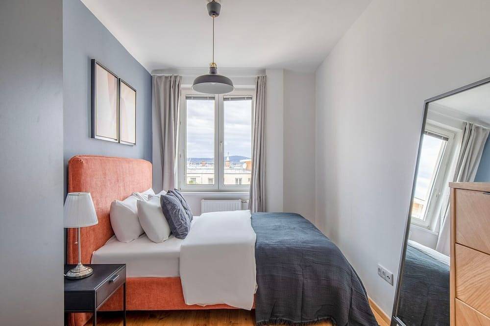 Ganze Wohnung, Sunny Innere Stadt 1Br in Refreshed Building w/ Elevator, by Blueground in Wien Innenstadt, Wien