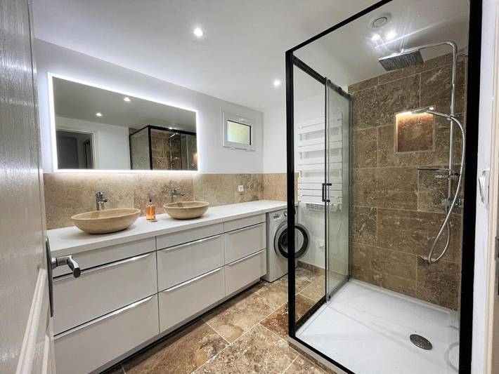 Location de vacances pour 8 personnes, avec jacuzzi ainsi que terrasse et jardin à La Fare-les-Oliviers - 3