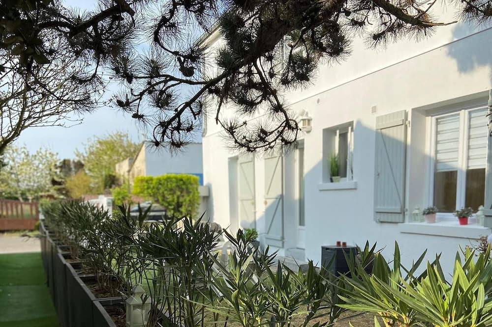 Entire apartment, Beachside Flat with Sunny Patio in Cayeux-sur-Mer, Abbeville region