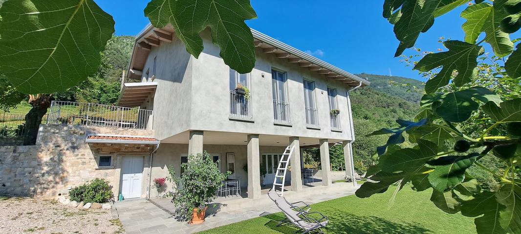 Casa vacanze 'Appartamento Indaco' con vista sulle montagne, terrazza privata e Wi-Fi in Tremosine, Prealpi Gardesane