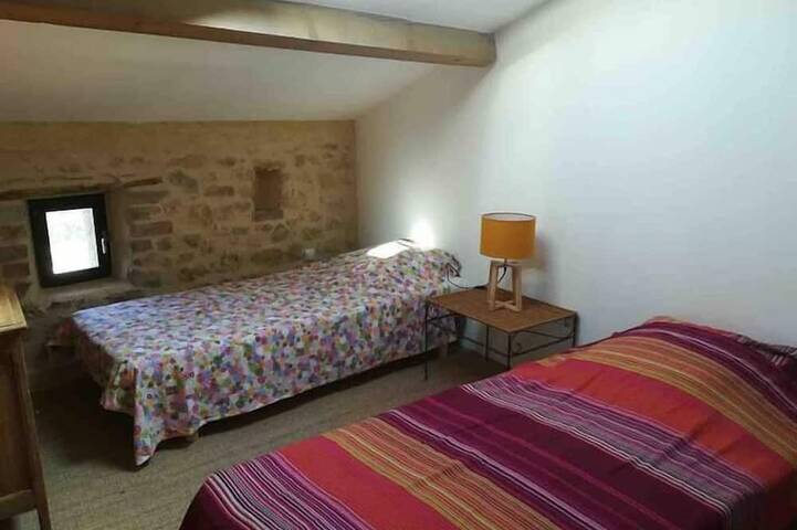 Gîte pour 4 personnes, avec jardin et piscine à Saint-Hilaire-de-Brethmas - 2