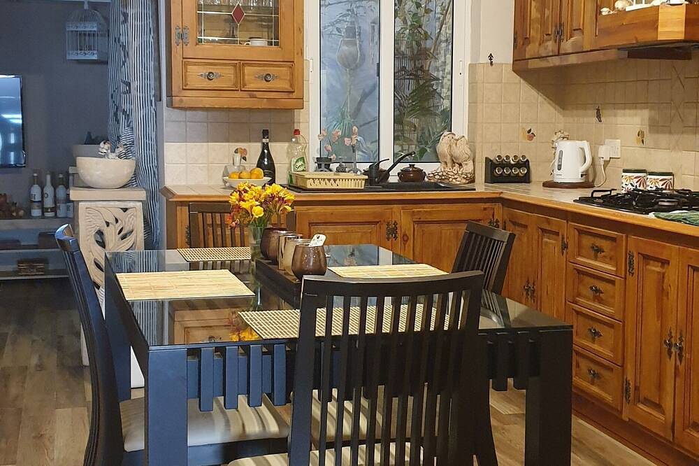 Appartement entier, 3 min to the beach, sunrise sunset,nice to walk on the cost , very good for swim in Luqa, Île de Malte