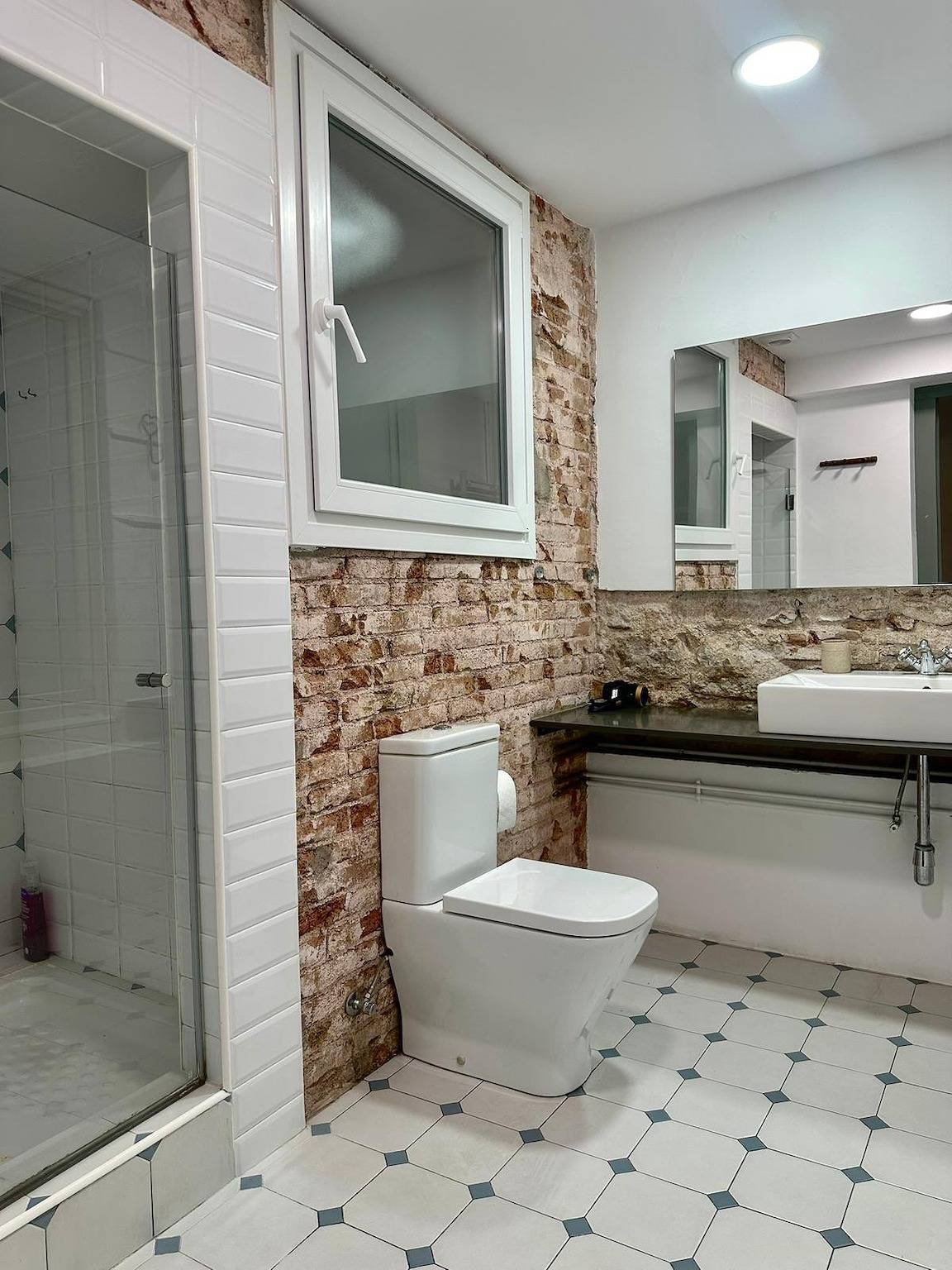 Entire holiday apartment, 2 Bed Flat - Sleeps 4 - Parking - Wifi in Barcelona Centre, Barcelona