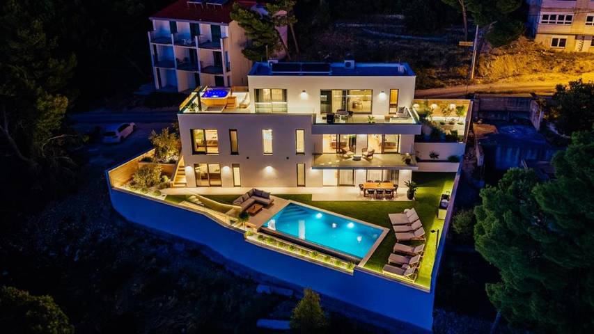 Villa pour 16 personnes, avec piscine ainsi que jardin et jacuzzi à Brela