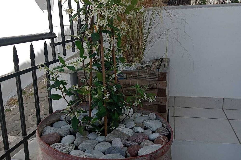 Ganze Wohnung, Your Koroni Escape Starts Here: Central Apartment near Zaga Beach and Tavernas\n\n in Koroni, Messenien