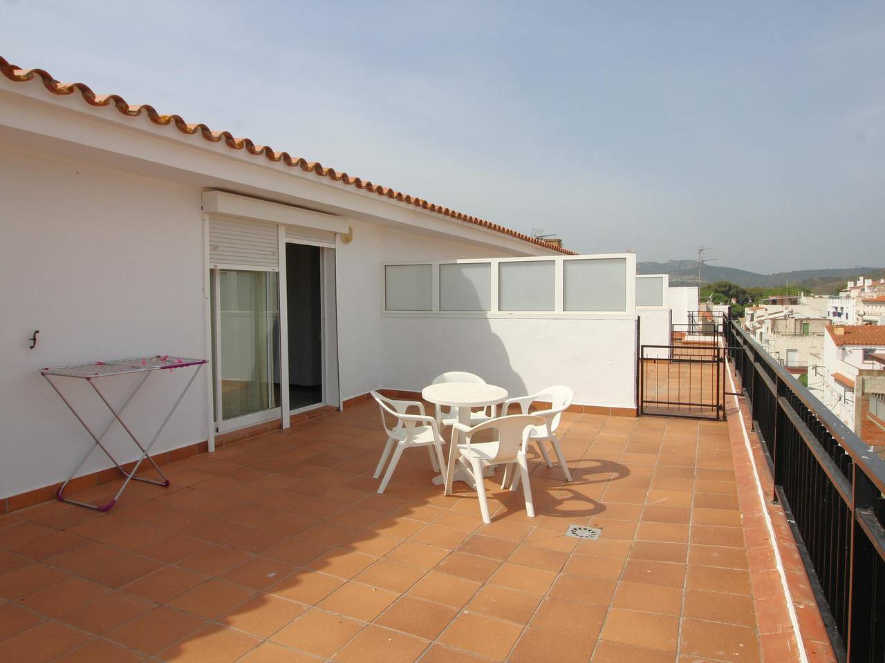 Apartamento entero, Ático con gran terraza, a 100m de la playa del Port de Llançà, con Wifi, Tv y cocina renovada in Llansá, Alt Empordà