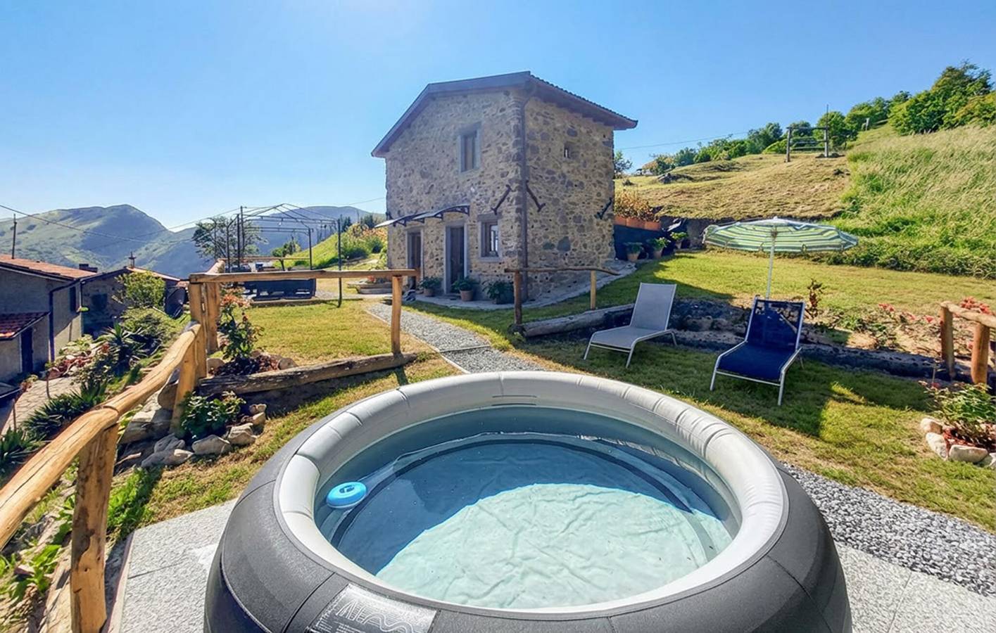 Accogliente rifugio urbano con parcheggio, giardino e WiFi in Stazzema, Riviera Toscana