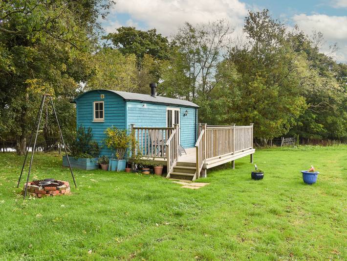 Log cabin for 2 people, with garden, with pets in East Sussex