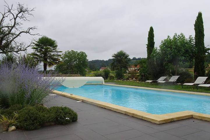 Location de vacances pour 2 personnes, avec piscine et jardin à Montignac