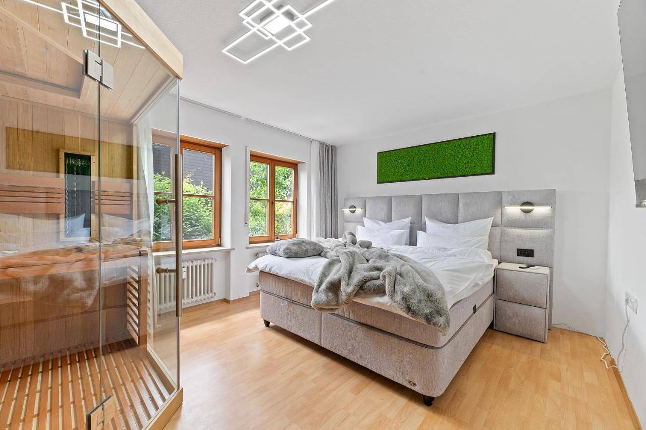 Ganze Wohnung, Seepanorama-Deluxe-Sauna-Massage-Garten-Tranpolin-Tischkicker-Tropical-Bbq-Parken in Öhningen, Untersee