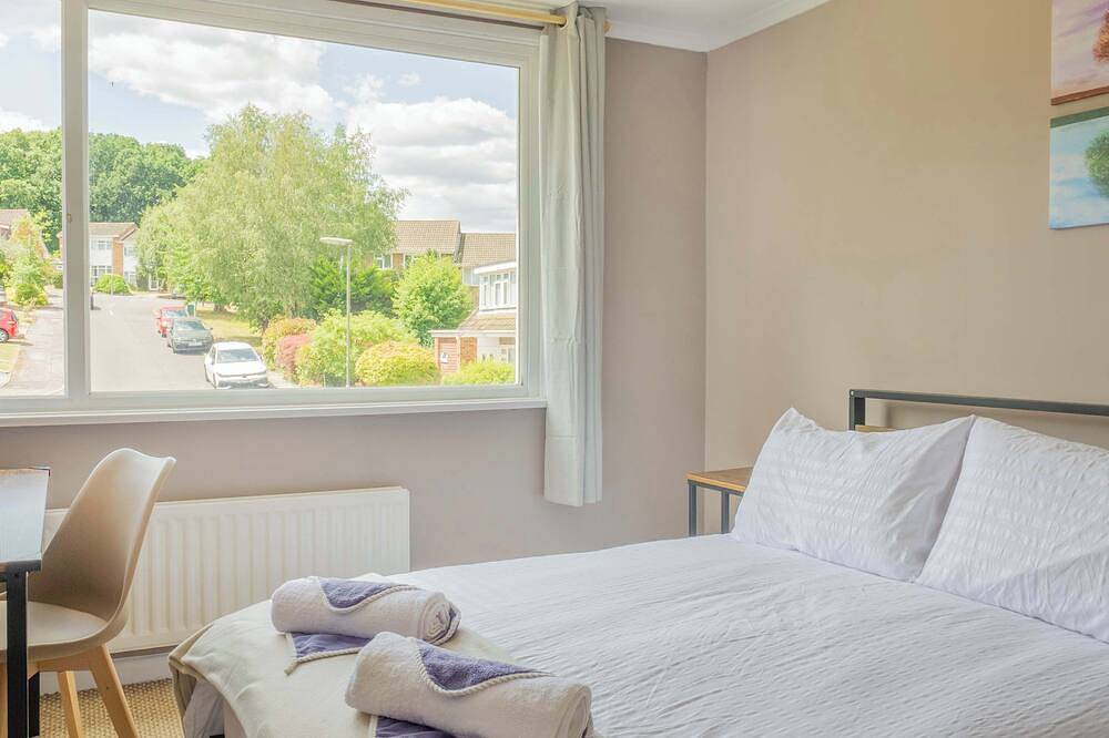 Spacious 4-Bed House · Guildford · Free Parking in Worplesdon, Guildford