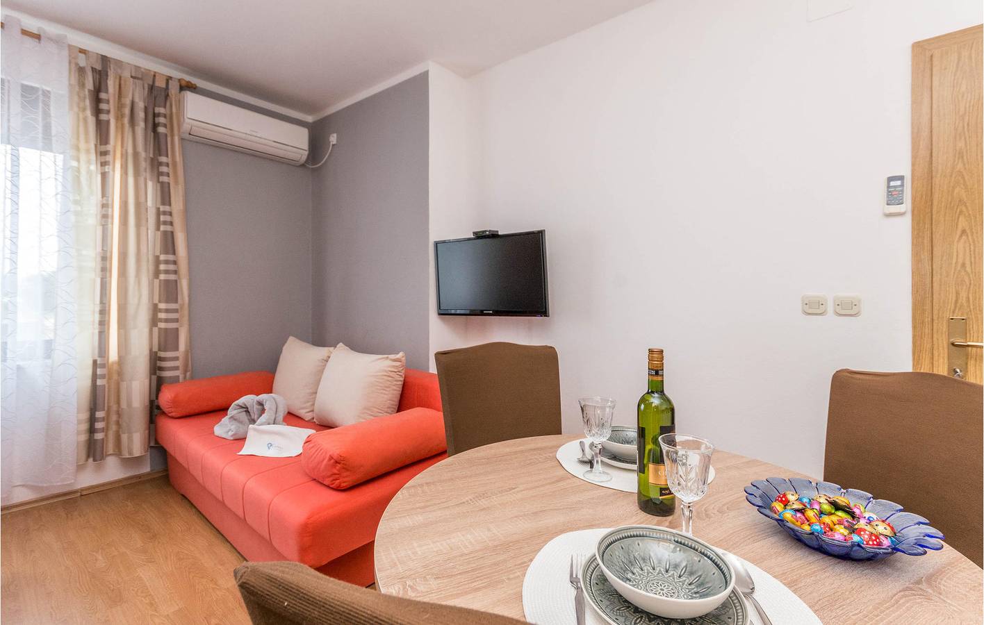 Ganze Ferienwohnung, Charmantes Apartment mit Terrasse, WLAN und Strandzugang in 2 km Entfernung in Biograd na Moru, Zadar