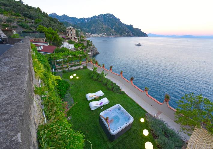 Location de vacances pour 7 personnes, avec terrasse ainsi que jardin et jacuzzi à Ravello - 4
