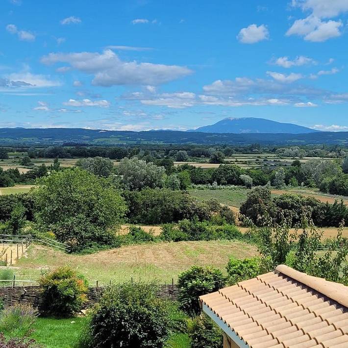 Gîte pour 2 personnes, avec vue ainsi que jardin et piscine à Colonzelle
