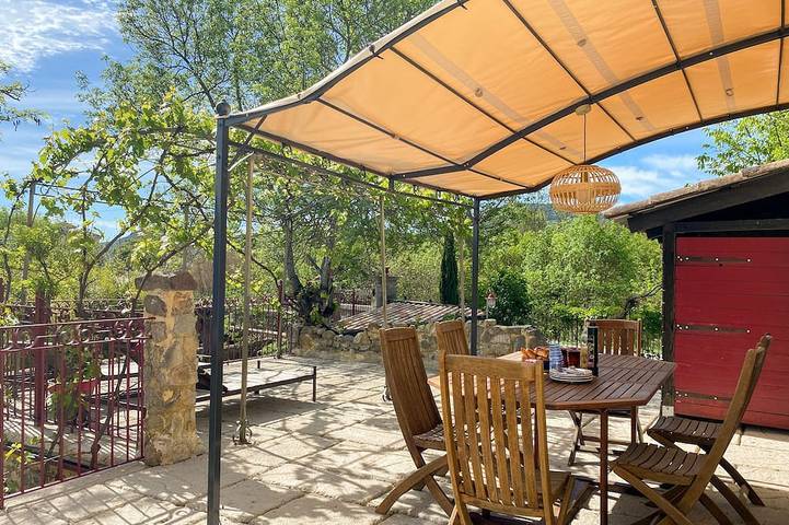 Gîte pour 6 personnes, avec jardin ainsi que piscine et terrasse