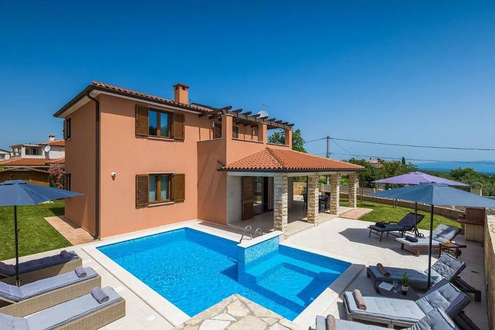 Villa pour 8 personnes, avec terrasse et piscine ainsi que jardin et vue, animaux acceptés à Kavran