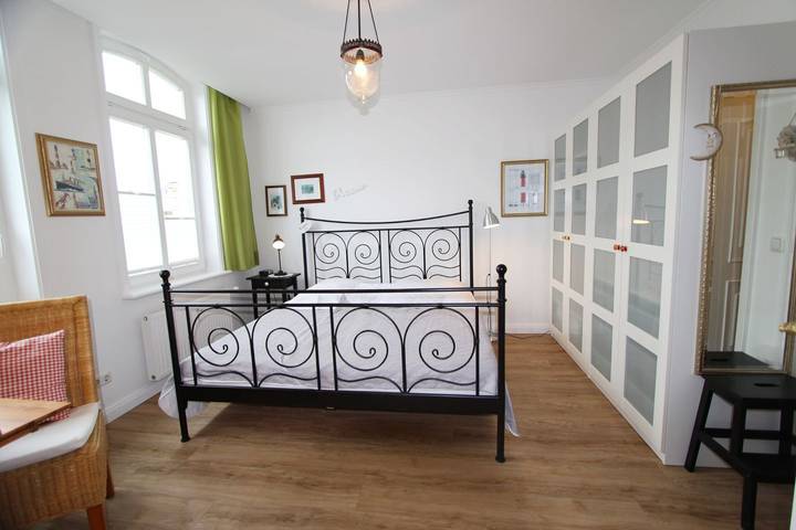 Ganze Wohnung, Helle und liebevoll gestaltete Ferienwohnung auf einer Ebene im Erdgeschoss in Wenningstedt, Sylt