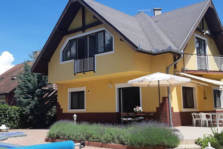 Ferienhaus für 21 Personen, mit Pool und Balkon