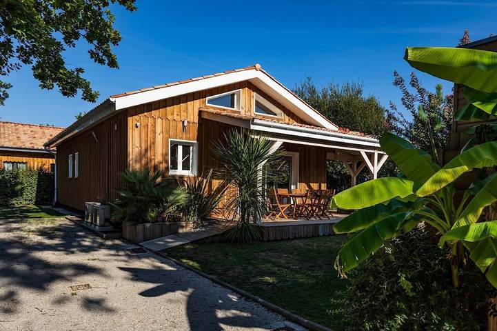 Location de vacances pour 10 personnes, avec jardin ainsi que piscine et terrasse dans Port d'Hourtin