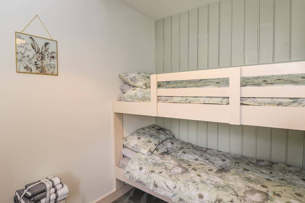 Weavers Cottage, family friendly, with a garden in Cam, Dursley in Stroud, Gloucestershire