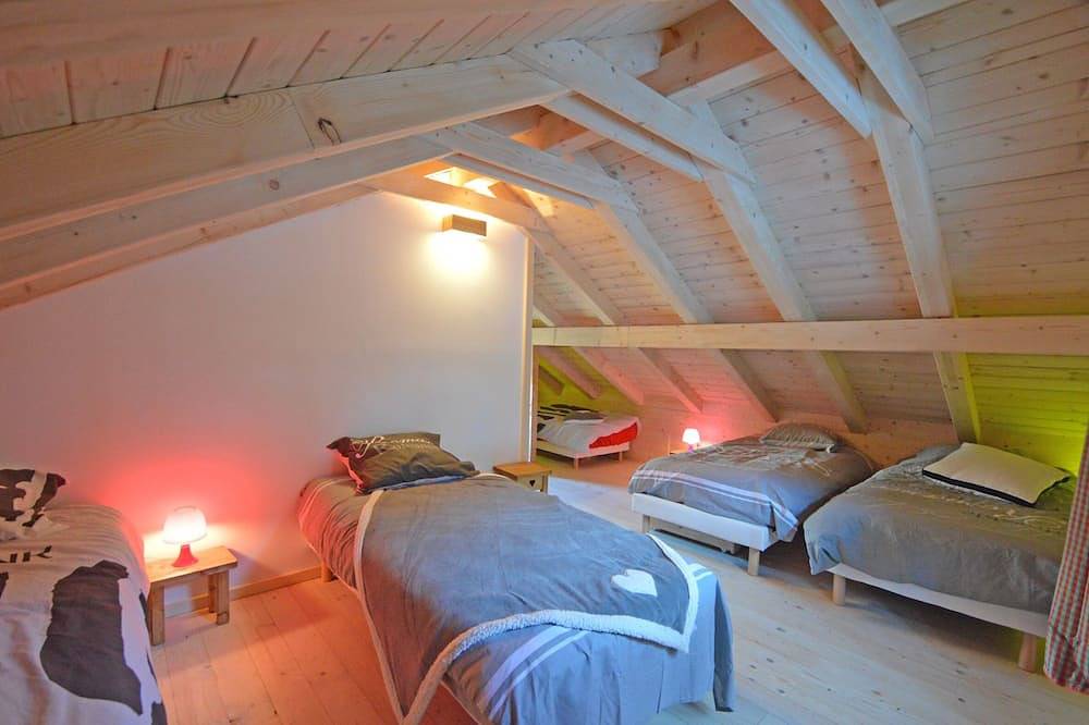 Chalet Phoenix 150m² 12/14 pers. 5 bedrooms/5 bathrooms Fireplace Sauna 300m from the slopes in La Plagne, Aime-la-Plagne