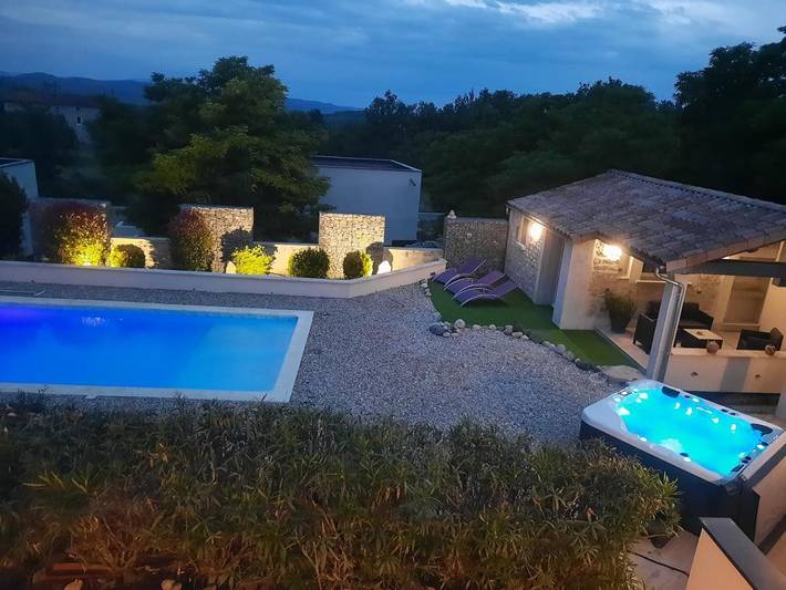 Location de vacances pour 2 personnes, avec vue ainsi que jardin et piscine, animaux acceptés à Lussas - 2