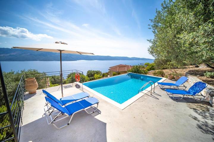 Villa pour 4 personnes, avec Terrasse et Jardin ainsi que Piscine et Vue à Ithaque