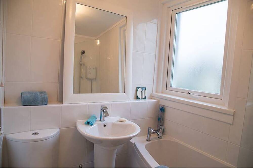 Stunning sea view, 1 minute to beach & conservation village Sleeps 6, 3 bedrooms in Port Charlotte (Islay), Argyll & Bute