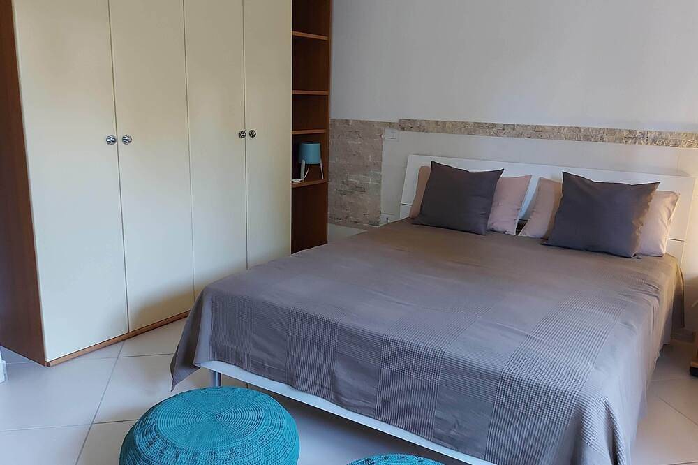 Villa Luigi: Alloggi Indipendenti in Villa con Parcheggio e Giardino in Poggio dei Pini, Capoterra