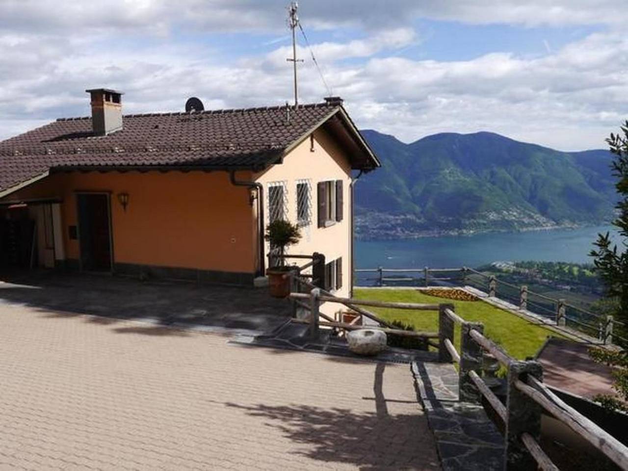 "Haus St. Bernhard in Orselina, Tessiner Alpen