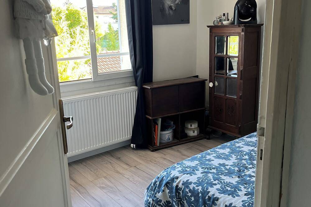 Entire apartment, Apartment ideally located in a quiet area between Aix en Provence and Marseille in Gardanne, Aix-en-Provence region