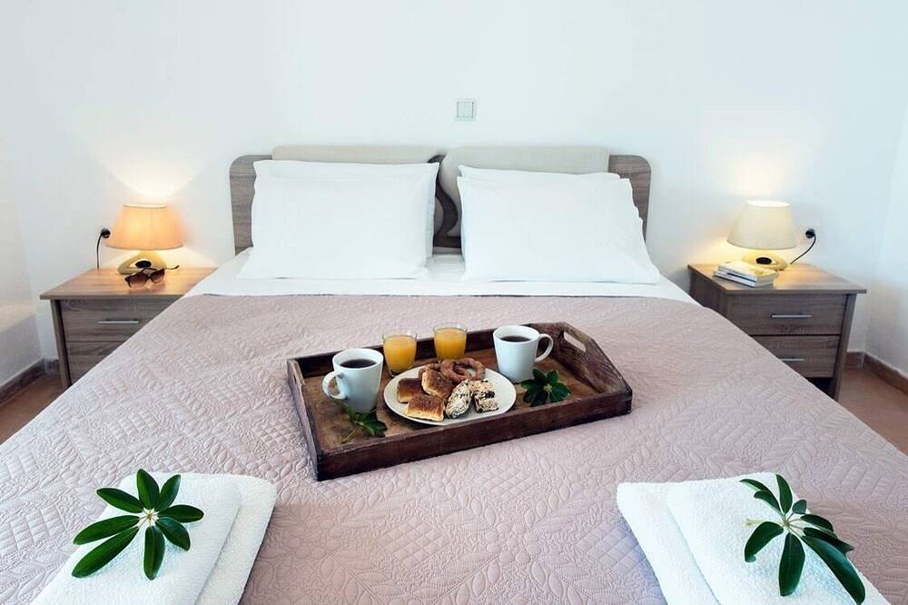 Ganze Wohnung, Modern 2 bedroom fully furnished apartment over looking the harbour of Kassiopi in Kassiopi, Korfu